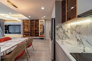 Departamento Grand, 2 habitaciones, balcón, vista a la ciudad | Decoración personalizada, muebles diferentes y escritorio 