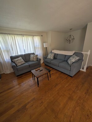 Smart TV, books - Peaceful Vermont Stay Close to Lake & Trails (Colchester)