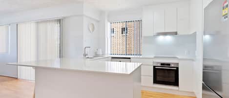 Køleskab, mikrobølgeovn, ovn, kogeplade