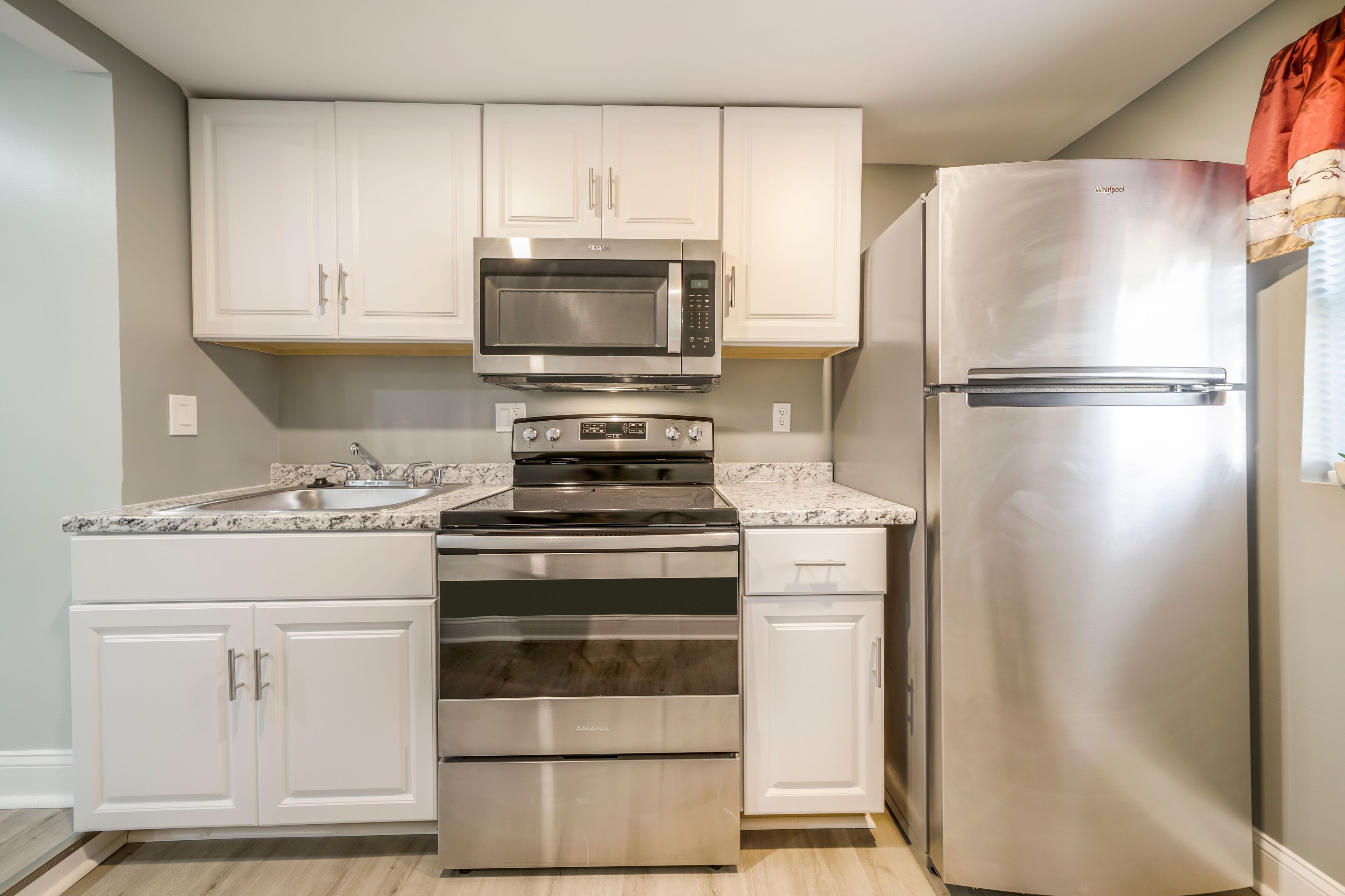 Réfrigérateur, four à micro-ondes, un four, surface de cuisson