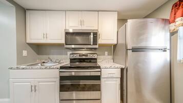 Réfrigérateur, four à micro-ondes, un four, surface de cuisson