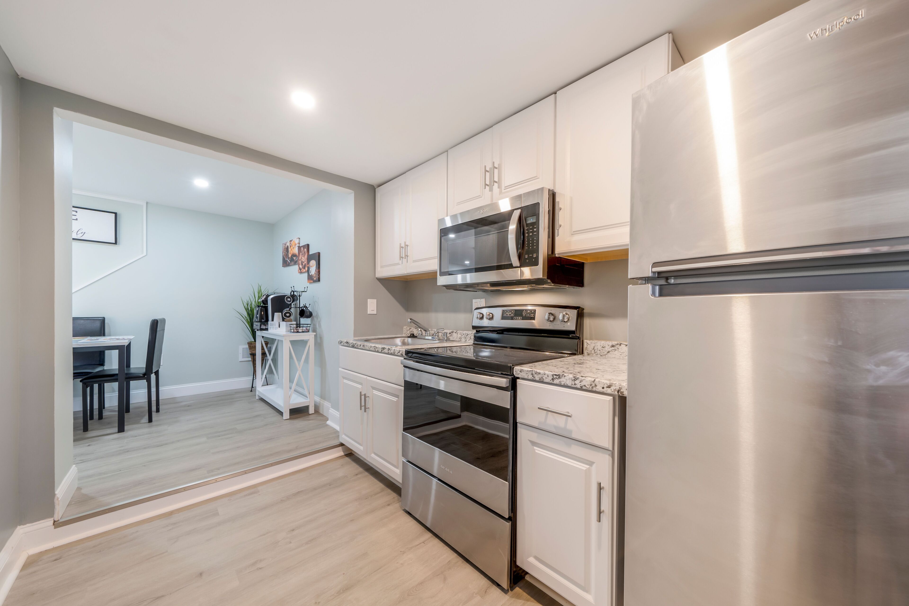 Réfrigérateur, four à micro-ondes, un four, surface de cuisson