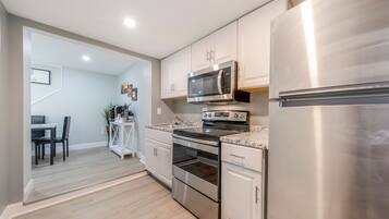 Réfrigérateur, four à micro-ondes, un four, surface de cuisson