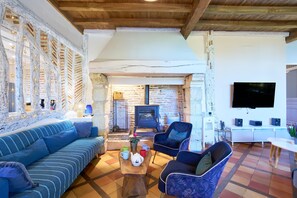 Televisión, chimenea, reproductor de DVD y tenis de mesa 