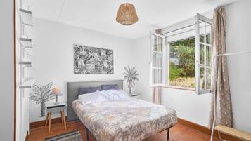 8 bedrooms, desk, iron/ironing board, WiFi