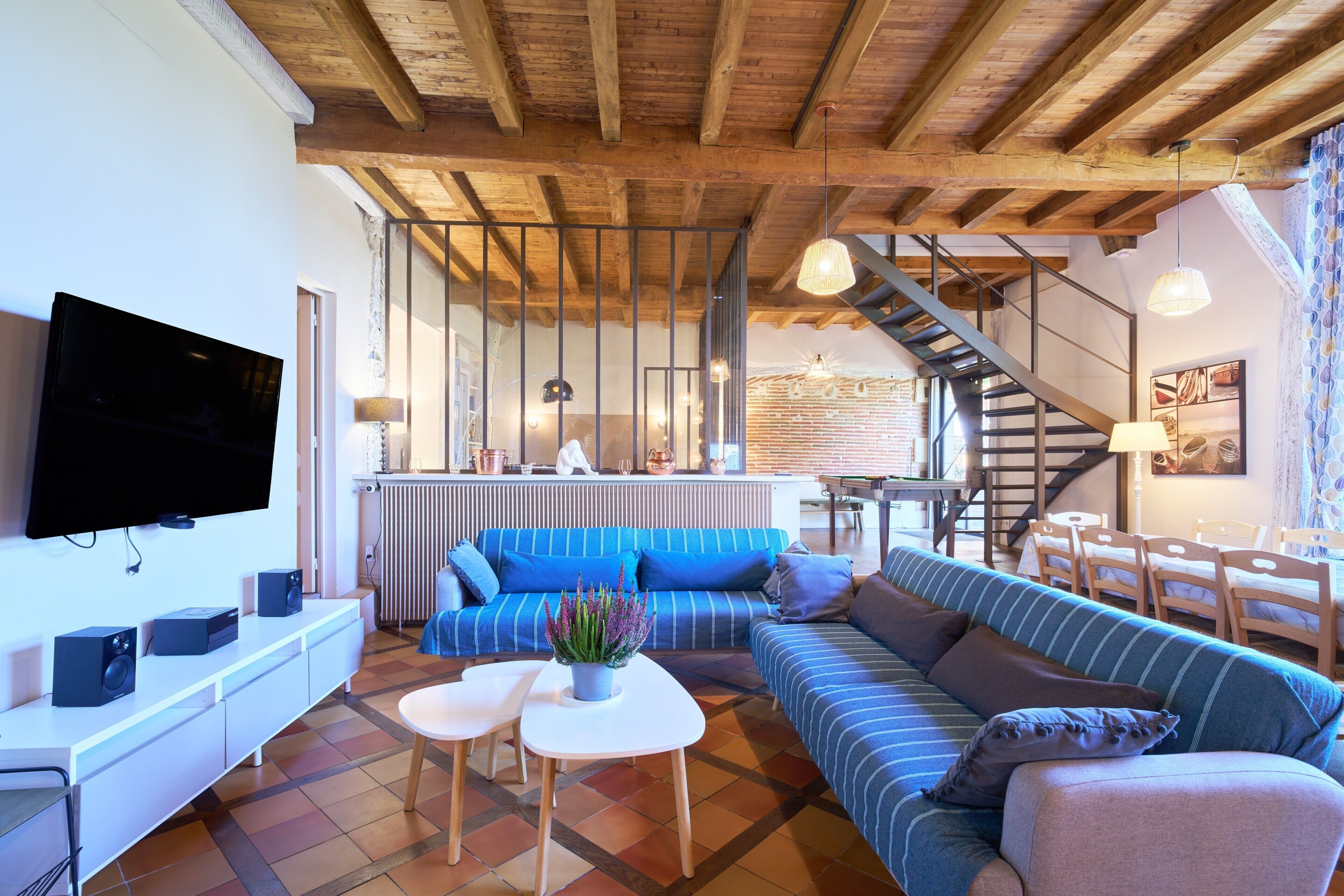 電視、壁爐、DVD 播放機、乒乓球設施