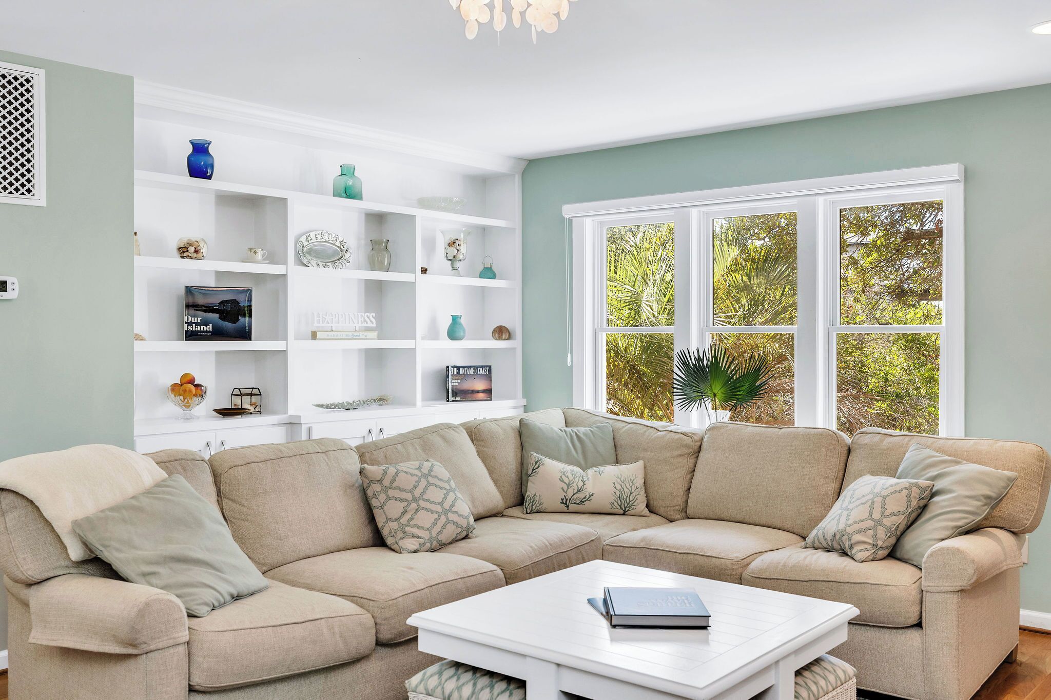 Smart-TV, Tischtennisplatte, Bücher