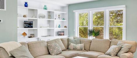 Smart TV, tavolo da ping pong, libri