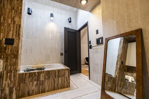 Secador de pelo, toallas, jabón y papel higiénico