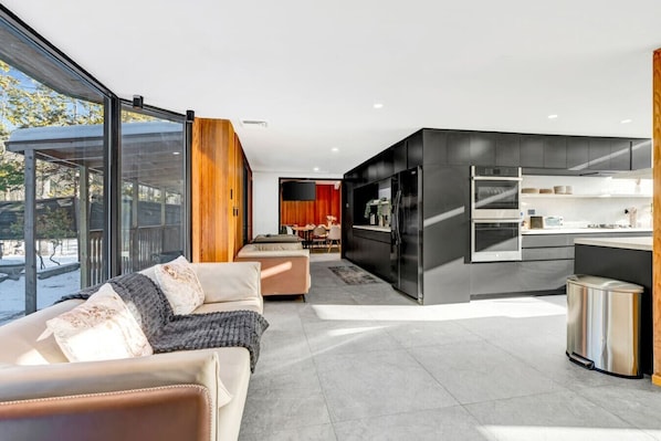 TV - Private Tennis Court, Outdoor BBQ, Porch & Yard (Loch Sheldrake)