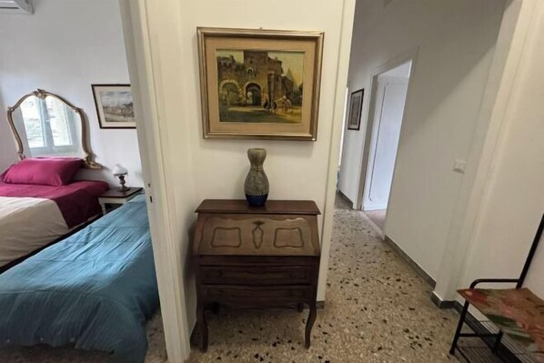 Cribs/infant beds