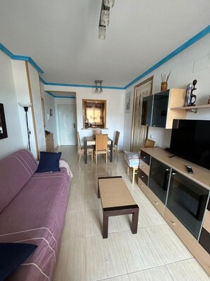 Una televisión, una mesa de tenis de mesa