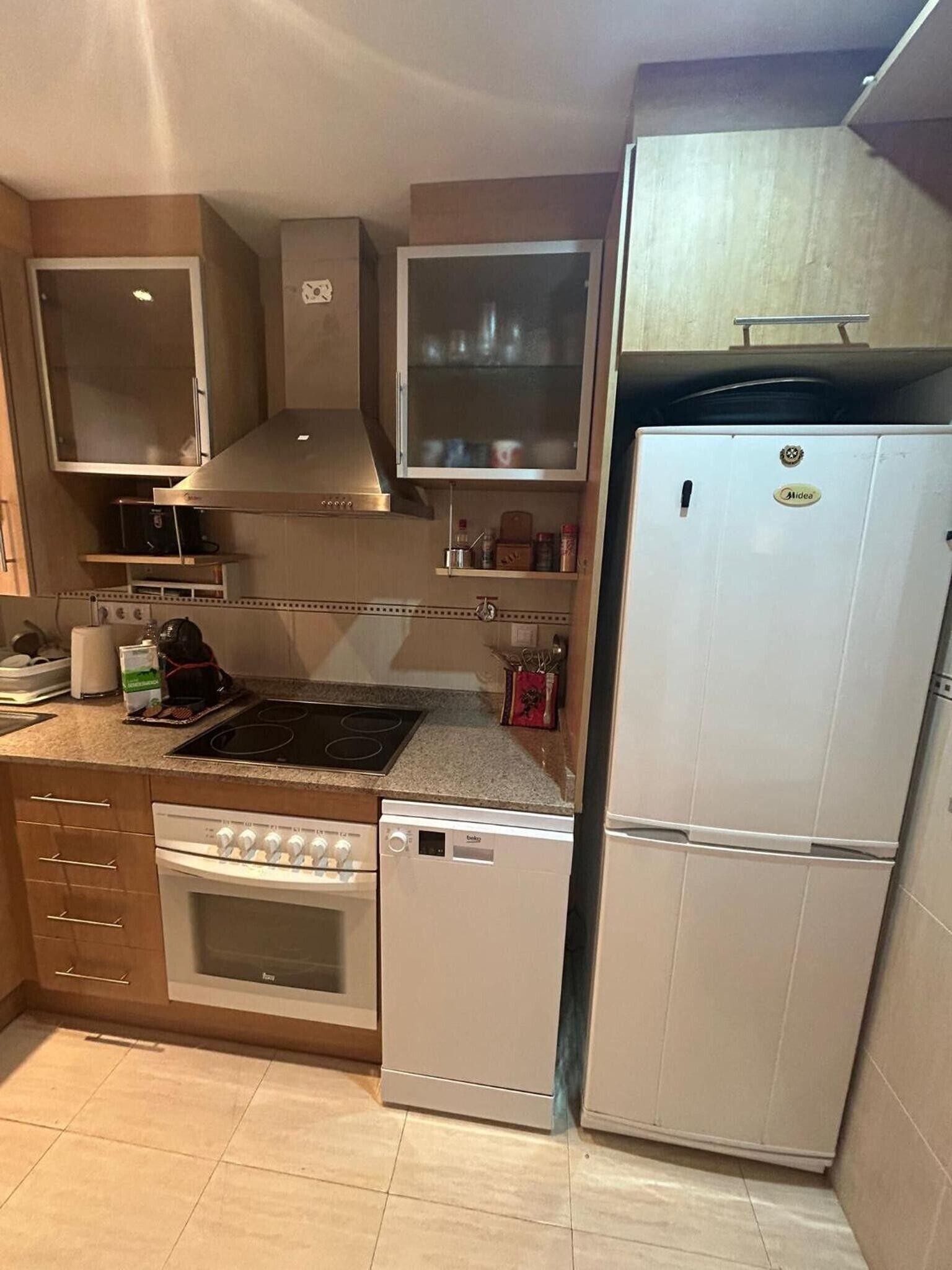 Kühlschrank, Mikrowelle, Ofen, Herdplatte