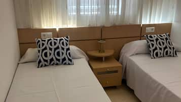 2 Schlafzimmer, Schreibtisch, Bügeleisen/Bügelbrett, WLAN