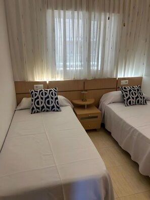 Tabla de planchar con plancha, wifi, ropa de cama