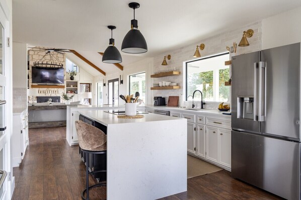 Fridge, microwave, oven, stovetop - Windy Hill Retreat | Modern Farmhouse with Views, Cowboy Pool &amp; Firepit (La Grange)