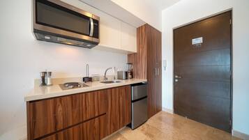 Estudio estándar, balcón, vista a la ciudad | Cocina privada | Tostadora