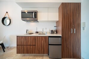 Estúdio standard, sacada, vista para a cidade | Cozinha privada | Torradeira