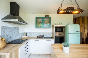 ثلاجة، ميكروويف، فرن، موقد طهي مسطح