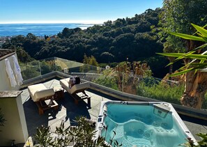 Outdoor spa tub - Villa Roc d’Azur, Heated Pool all year & Jacuzzi (Vallauris)
