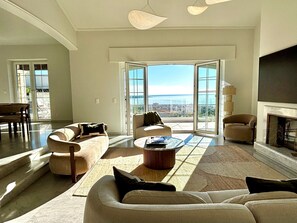 TV, fireplace, table football, ping pong - Villa Roc d’Azur, Heated Pool all year & Jacuzzi (Vallauris)