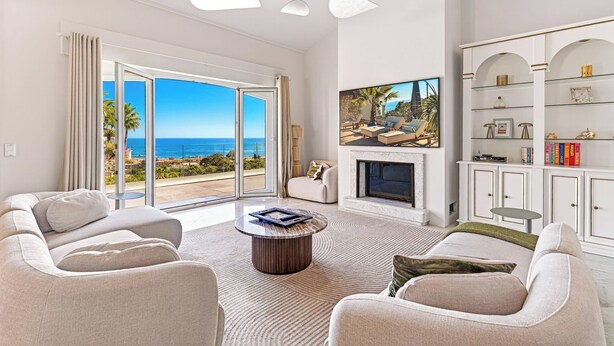 A spacious living room with a large sliding glass door leading to a balcony with a view of the ocean. - Villa Roc d’Azur, Heated Pool all year & Jacuzzi (Vallauris)