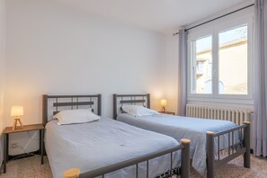3 chambres, fer et planche à repasser, Wi-Fi, draps fournis