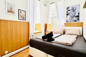 1 bedroom, bed sheets