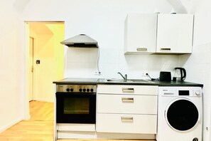 Een microgolfoven, een oven, een kookplaat