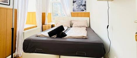 1 bedroom, bed sheets