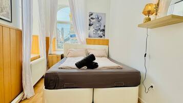 1 bedroom, bed sheets