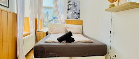 1 bedroom, bed sheets