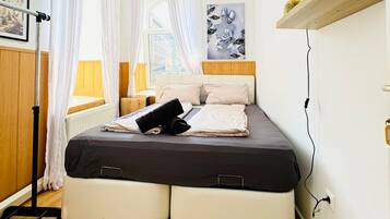 1 bedroom, bed sheets