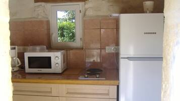 Fridge, microwave, stovetop, coffee/tea maker
