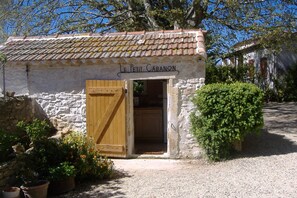 Exterior detail - Bed and Breakfast 'Manon' with Shared Pool, Shared Garden and Wi-Fi (La Garde-Adhémar)