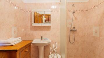 Een douche, handdoeken