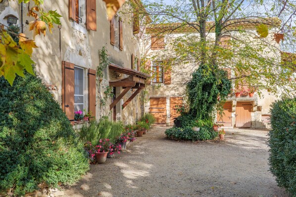 Exterior - Bed and Breakfast 'Fanny' with Shared Pool, Shared Garden and Wi-Fi (La Garde-Adhémar)