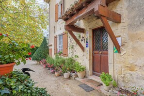 Exterior detail - Bed and Breakfast 'Fanny' with Shared Pool, Shared Garden and Wi-Fi (La Garde-Adhémar)