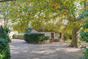 Property grounds - Bed and Breakfast 'Fanny' with Shared Pool, Shared Garden and Wi-Fi (La Garde-Adhémar)