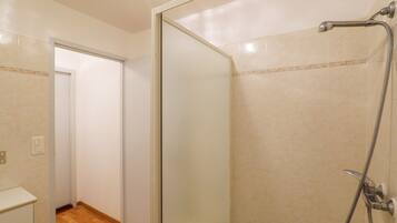 Een douche, een haardroger, handdoeken