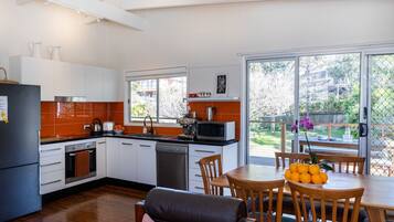 ثلاجة، ميكروويف، فرن، موقد طهي مسطح