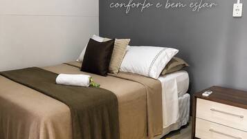Habitación con 1 cama matrimonial o 2 individuales | Espacio para trabajar con laptop, wifi gratis y muebles diferentes