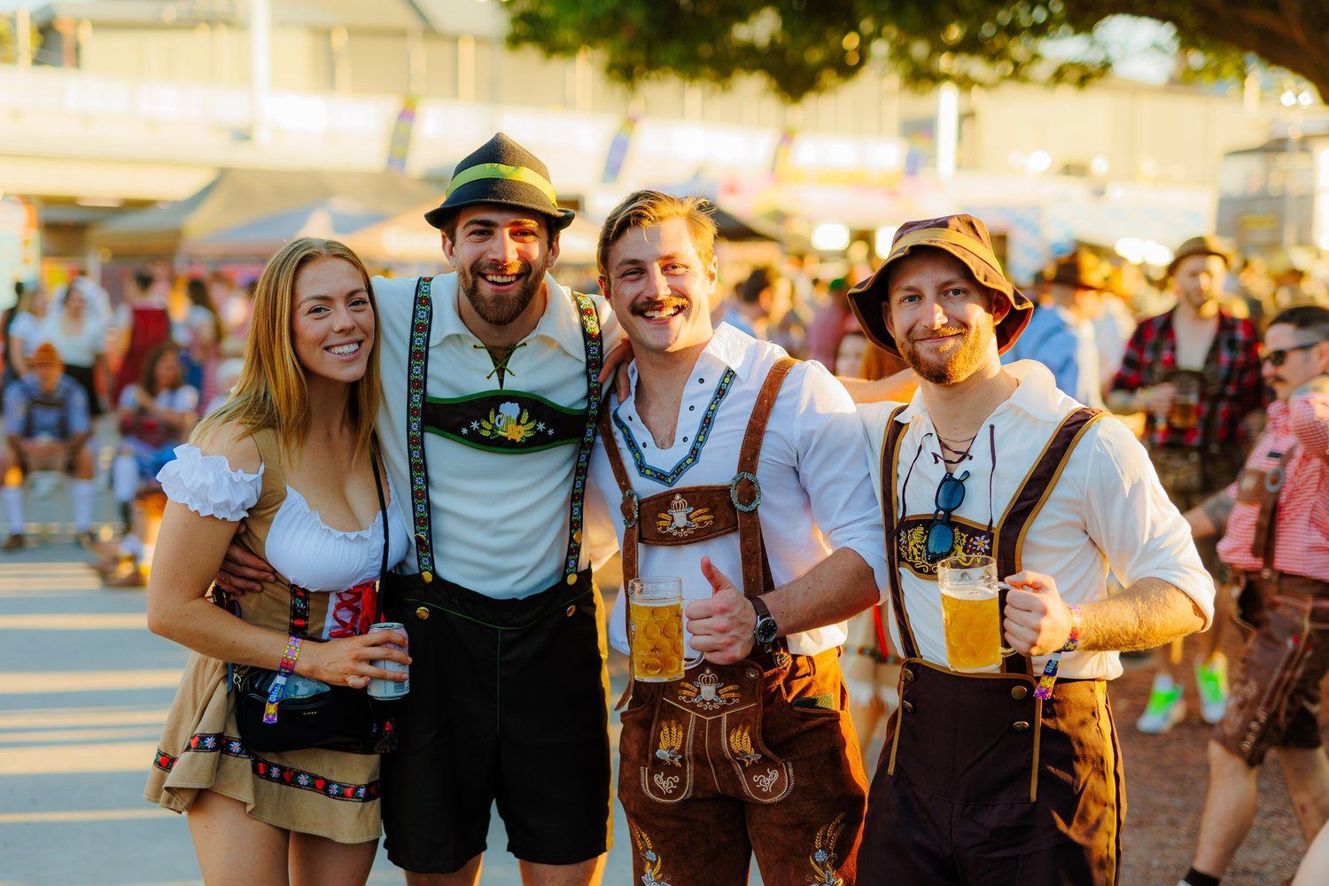 Un groupe de personnes vêtues de costumes traditionnels, probablement lors d’un festival ou d’un événement en plein air.