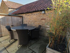 Outdoor dining - Minn's Cottage (Scarborough)