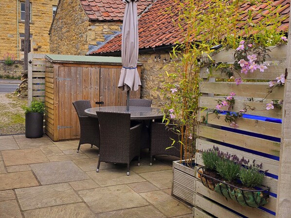 Outdoor dining - Minn's Cottage (Scarborough)