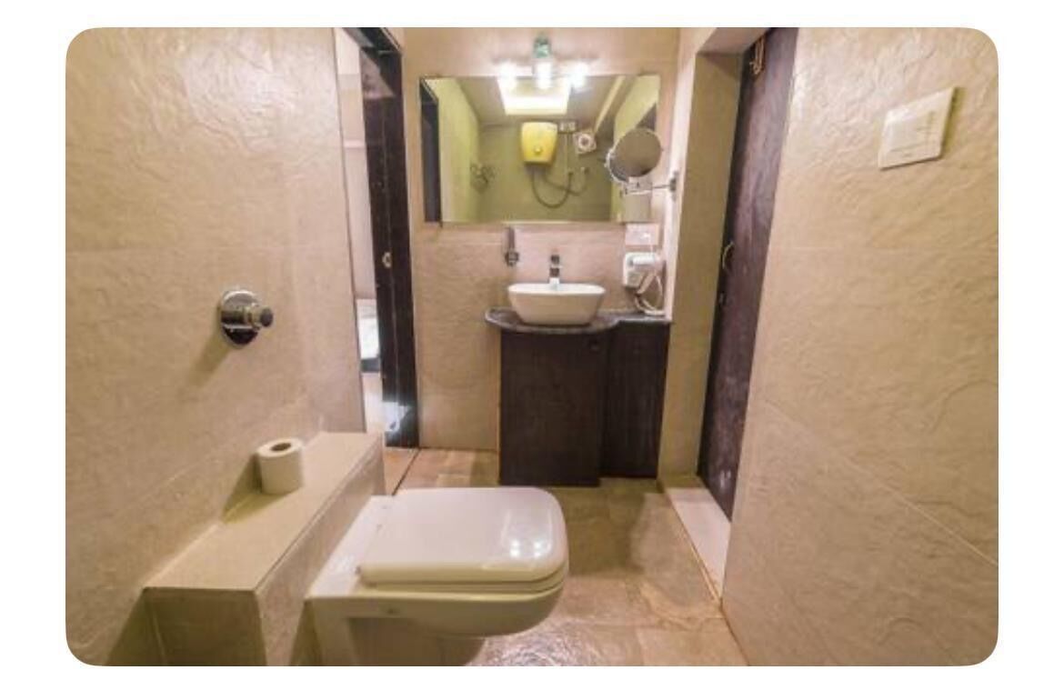 Shower, jetted tub, hair dryer, towels