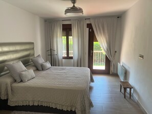 4 bedrooms, WiFi, bed sheets, wheelchair access