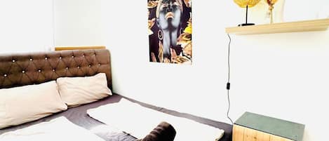 1 bedroom, bed sheets