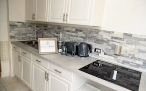 Appartement Confort | Cuisine privée | Réfrigérateur grande capacité avec congélateur, four à micro-ondes