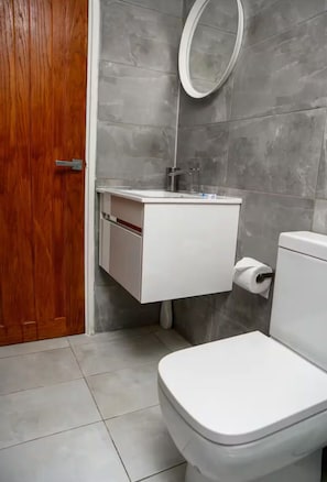 Appartement Confort | Salle de bain | Douche, articles de toilette (gratuits), serviettes fournies